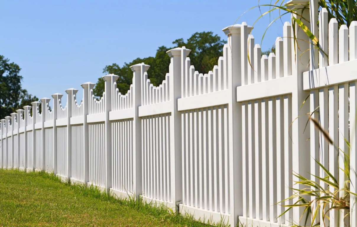 Beautiful and durable vinyl picket fence in Petaluma, CA